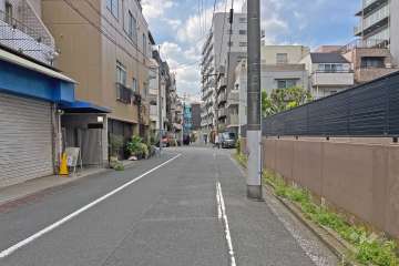 敷地の南西側前面道路（南東側から）