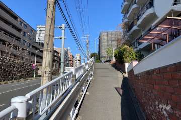 敷地北西側の前面道路