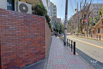 敷地の北西側前面道路は『窪町東公園』と『筑波大学 東京キャンパス』に面しています（北東側から）。