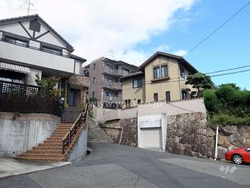 ベルシャトウ岡本の遠景。周辺はマンションと一戸建てなどが混在する静かな住宅地です。