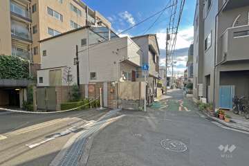 敷地の南西側前面道路（北西側から）