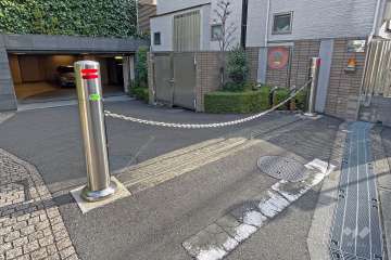 駐車場の出入り口(ロボットゲート付)