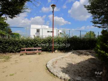 敷地に隣接する小さいな公園