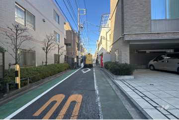 敷地の北東側前面道路（南東側から）