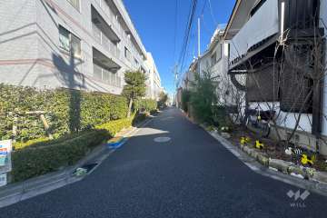 敷地の南東側前面道路（南西側から）