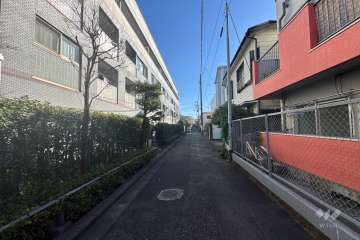 敷地の南西側前面道路（北西側から）