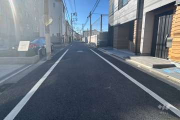 敷地の北西側前面道路（北東側から）