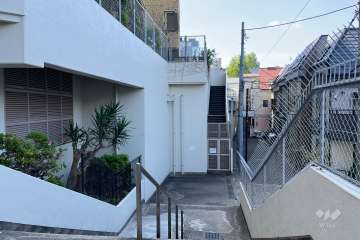 敷地の西側前面道路（北側から）