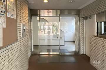 エントランスはオートロック付きです。