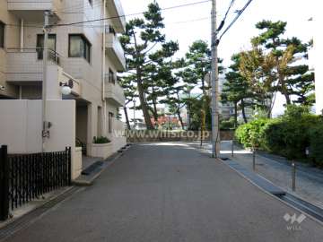敷地北側の前面道路。敷地西側には石屋川が流れています。