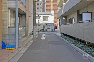 敷地の南西側前面道路（南東側から）