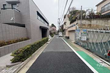 敷地北側の前面道路