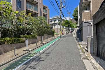 敷地南東側の前面道路（南西側から）