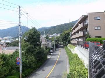 敷地西側の前面道路
