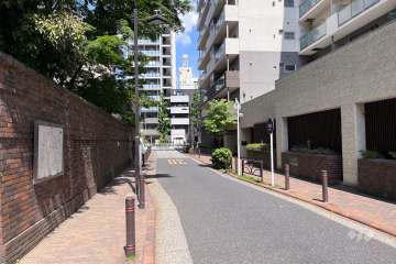敷地北側の前面道路（西側から）