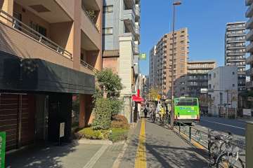 敷地の東側前面道路は動坂（都道458号線）です（南側から）。