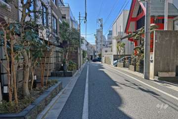 敷地の北西側前面道路（北東側から）
