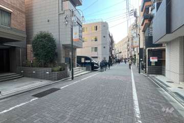 敷地の南西側前面道路（北西側から）