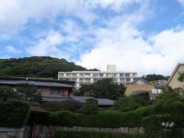 岡本ハウスの遠景。周辺はマンションと一戸建てなどが混在する静かな住宅地です。