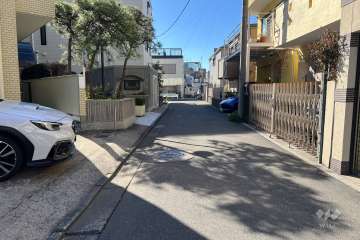 敷地の北西側前面道路（北東側から）