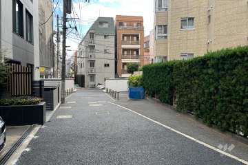 敷地の東側前面道路（北側から）