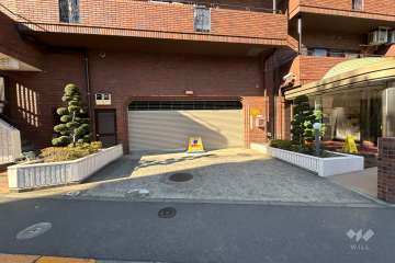 駐車場の入り口（シャッター付き）
