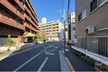 敷地の東側前面道路（南側から）