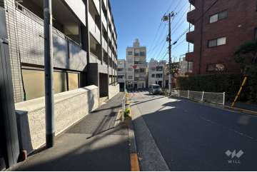 敷地の北側前面道路（西側から）