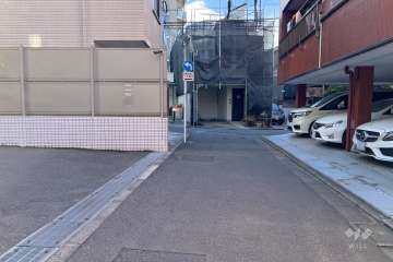 敷地の北側前面道路（東側から）