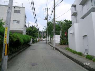 周辺は第一種低層住居専用地域に指定された閑静な住宅地