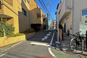 敷地南東側の前面道路（南西側から）