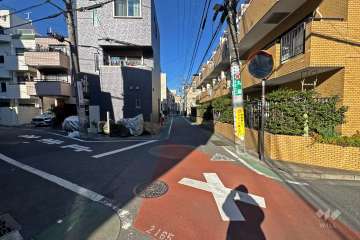 敷地南西側の前面道路（南東側から）