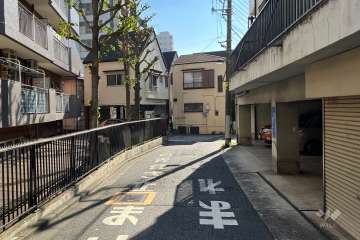 敷地西側の前面道路