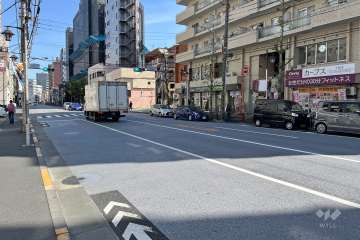 敷地の北東側前面道路（北西側から）