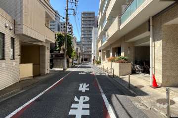 敷地の南西側前面道路（南東側から）
