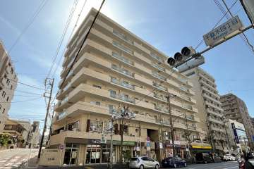 朝日動坂マンションの外観（東側から）