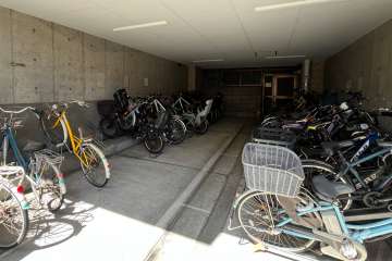 屋内に設けられた駐輪場