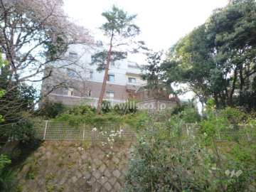 プライベートガーデンからロイヤルグラン宝塚武庫山の建物と東屋を見上げる。