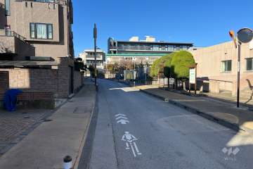 敷地の東側前面道路（南側から）