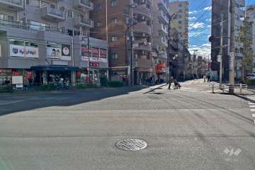敷地西側の前面道路（北側から）