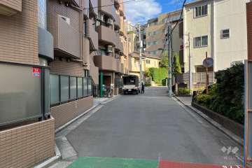 敷地の南東側前面道路（南西側から）