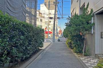 敷地の南側前面道路（西側から）