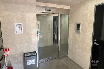 エントランスはオートロック付きです。