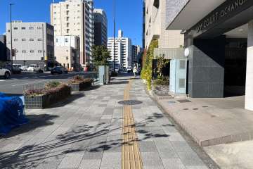 敷地の南西側前面道路（南東側から）