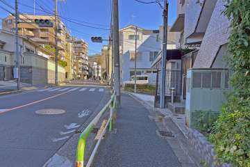 敷地の北東側前面道路（北西側から）