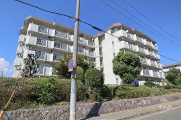 宝塚安倉第1団地5号棟の外観（南西側から）