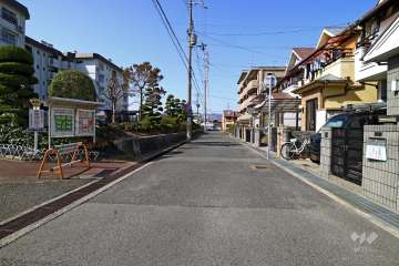 敷地北側の前面道路（東側から）