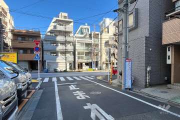 敷地の北西側前面道路（南西側から）