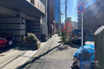 敷地西側の前面道路