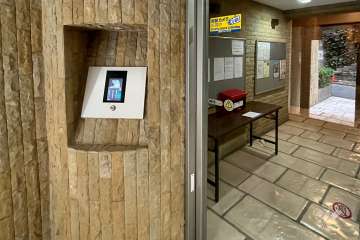 エントランスはオートロック付きです。